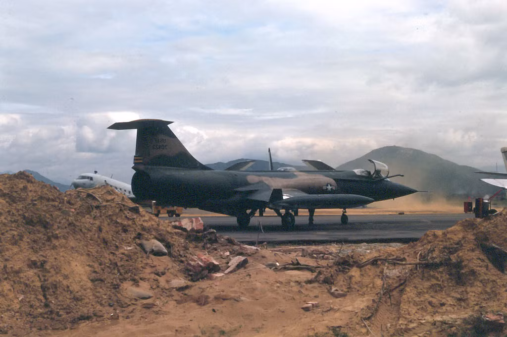 Thậm chí, trước khi kịp tham chiến với MiG, tiêm kích F-104 tự rơi. Chính Không quân Mỹ phải thừa nhận rằng, ít nhất 6 trên 14 chiếc F-104 mất ở Việt Nam là tự rơi. Nguồn ảnh: Flickr.