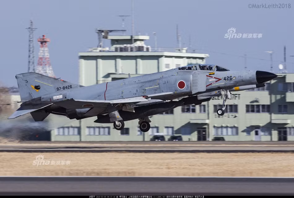 Việc chương trình F-35 bị chậm trễ dẫn đến hiệu quả tất yếu đó là những chiếc F-4 cổ lỗ xĩ sẽ phải kéo dài tuổi thọ thêm nữa trước khi có đủ số lượng F-35 thay thế cho chúng. Nguồn ảnh: Sina.