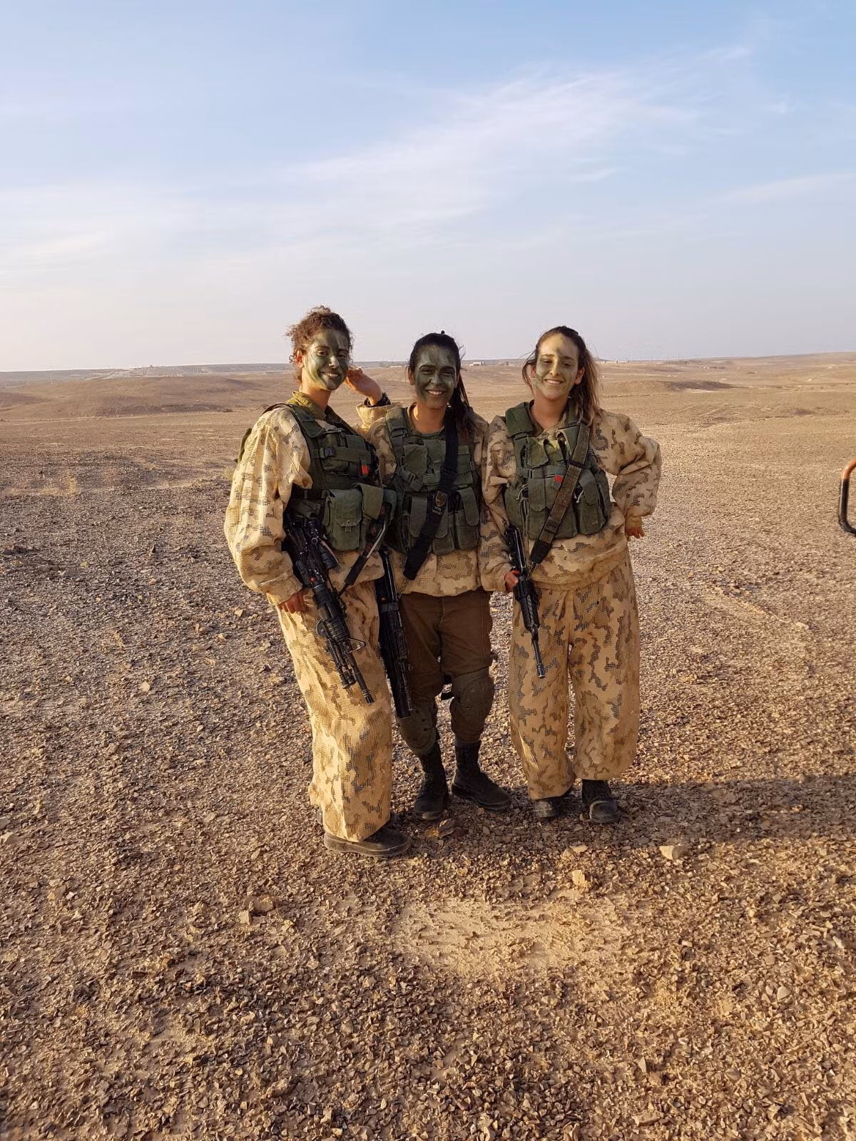 Nữ quân nhân trong quân đội Israel có thể đảm nhận và thực hiện mọi vị trí trong quân đội nước này. Không giống như ở một vài quốc gia khác, các nữ quân nhân luôn được ưu tiên khi gia nhập quân đội thì ở trong quân đội Israel, việc tìm kiếm một nữ quân nhân lái xe tăng, lái tàu chiến hay lái phi cơ chiến đấu là việc rất dễ dàng. Nguồn ảnh: QQ.