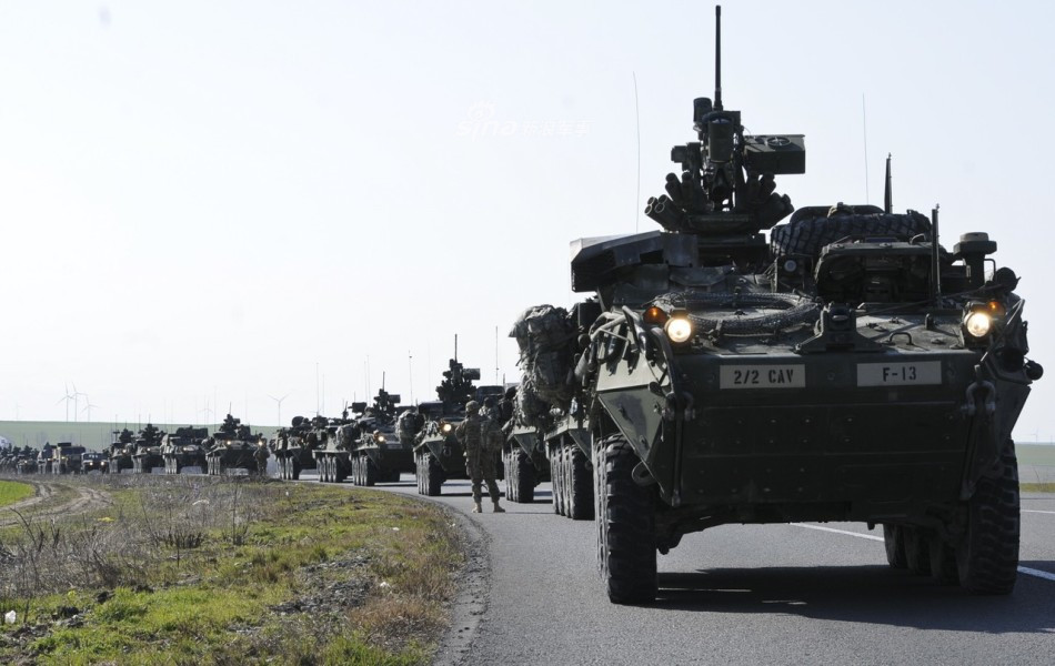 Quay lại nguyên mẫu Stryker thông thường, Dòng xe bọc thép này sử dụng động cơ Caterpillar C7 với công suất 350 mã lực, chiếc xe này cung cấp sức kéo 19,3 mã lực trên tấn, kèm theo đó là hệ thống dẫn động 8x8 bánh cho phép nó vượt địa hình một cách đơn giản kể cả khi di chuyển với tải trọng tối đa. Nguồn ảnh: Sina.