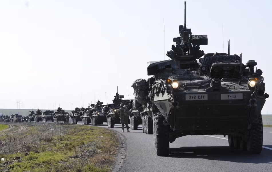 Quay lại nguyên mẫu Stryker thông thường, Dòng xe bọc thép này sử dụng động cơ Caterpillar C7 với công suất 350 mã lực, chiếc xe này cung cấp sức kéo 19,3 mã lực trên tấn, kèm theo đó là hệ thống dẫn động 8x8 bánh cho phép nó vượt địa hình một cách đơn giản kể cả khi di chuyển với tải trọng tối đa. Nguồn ảnh: Sina.