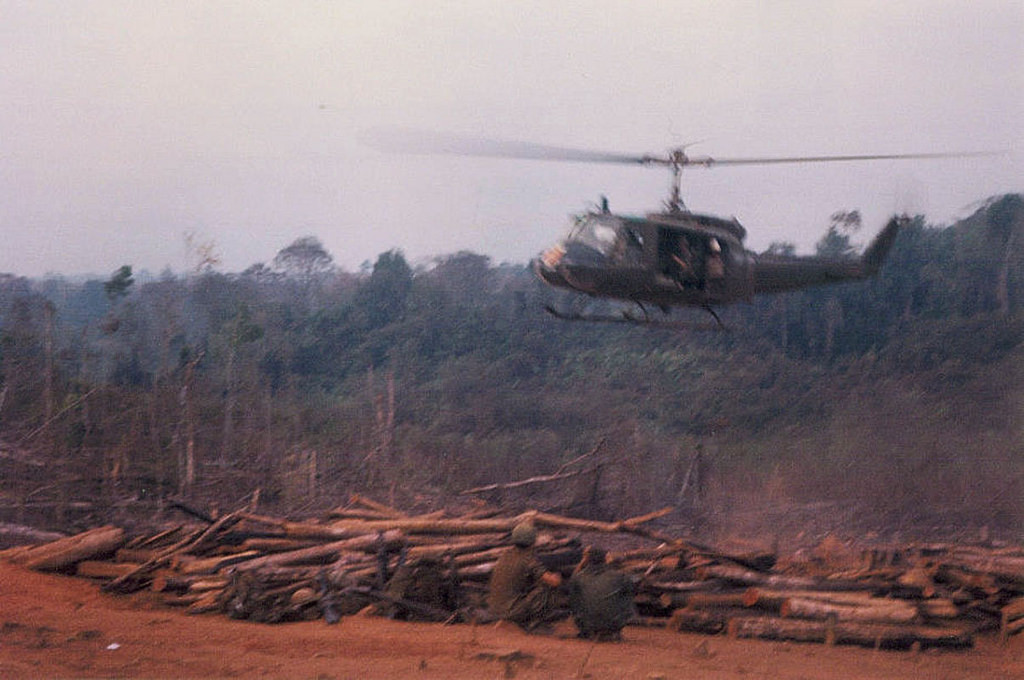Tuy nhiên, do các tuyến đường trên vùng cao này còn rất thô sơ nên để đảm bảo hậu cần, quân đội Mỹ chủ yếu sử dụng các đơn vị không vận. Nguồn ảnh: Flickr.