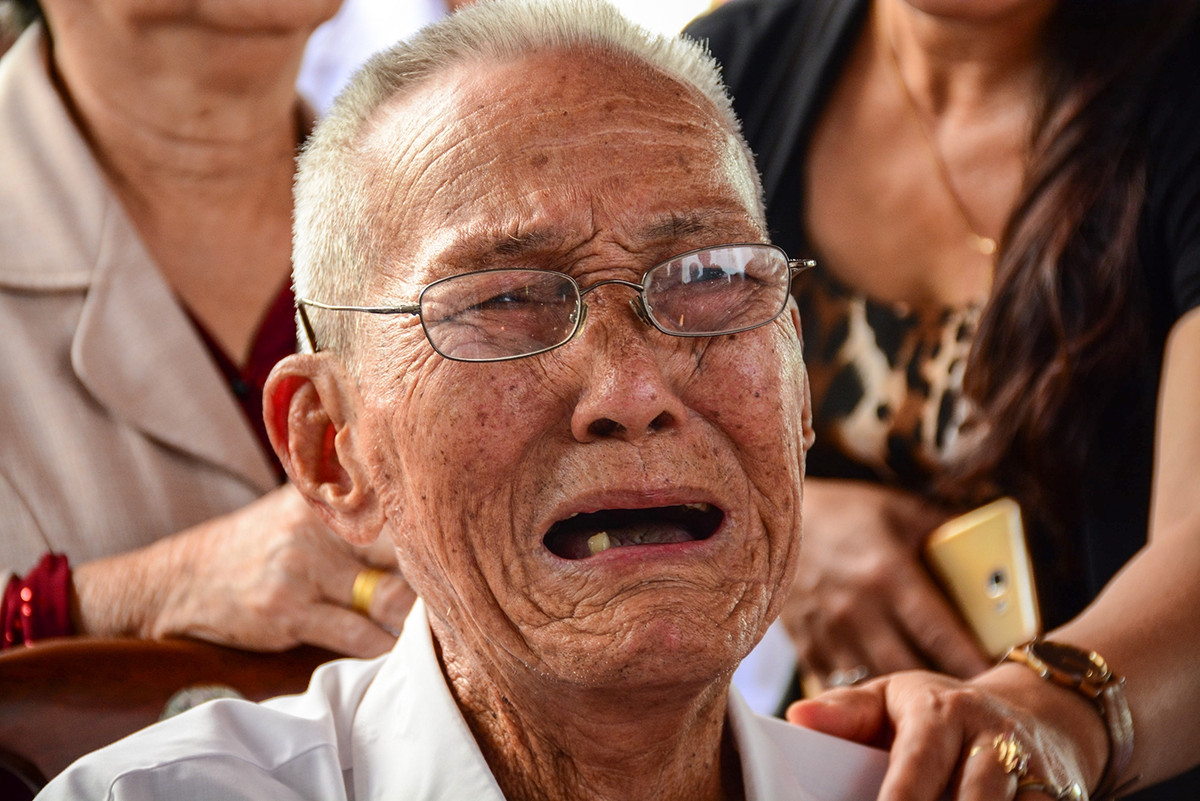 Cụ Khoẻ bật khóc khi nhắc đến vị Thủ tướng gần gũi, luôn chăm lo cho dân. Ảnh: Văn Dũng