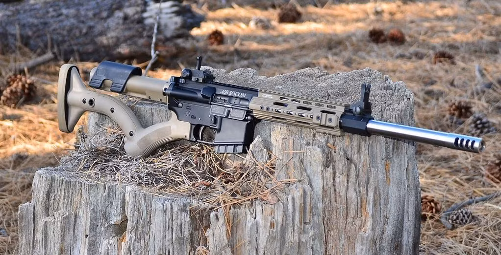 Trong điều kiện tiêu chuẩn, những khẩu "AR-15" sử dụng đạn .458 Socom sẽ có khả năng bắn ra viên đạn này bay đi với gia tốc khoảng 580 mét/giây, kèm theo đó là động năng lên tới 3261 J. Động năng này là lớn hơn gấp đôi so với động năng của viên đạn 7,62mm bắn ra từ khẩu AK-47. Nguồn ảnh: Bishop.