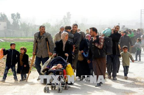 Người dân sơ tán khỏi thị trấn Hamouriyeh, Đông Ghouta, Syria ngày 15/3. Ảnh: THX/TTXVN