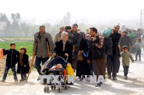 Người dân sơ tán khỏi thị trấn Hamouriyeh, Đông Ghouta, Syria ngày 15/3. Ảnh: THX/TTXVN