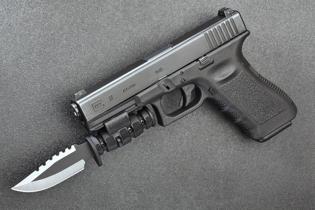 Cũng có một vài loại lưỡi lê được thiết kế theo kiểu dao găm cỡ nhỏ vỡi lưỡi dao hoàn toàn có thể sử dụng vào việc chém đối phương. Tuy nhiên sát thương rõ ràng là không cao. Nguồn ảnh: Guns.