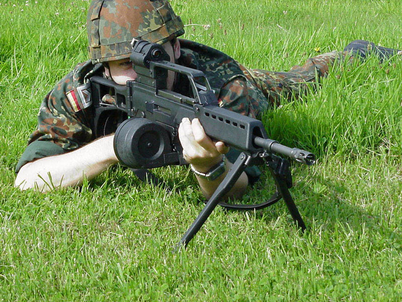 Sử dụng cỡ đạn chuẩn NATO loại 5,56x45mm, khẩu súng máy hạng nhẹ này có chiều dài nòng súng là 480 mét, cho phép bắn đi viên đạn với tốc độ đầu nòng vào khoảng 920 mét trên giây. Nguồn ảnh: Military.