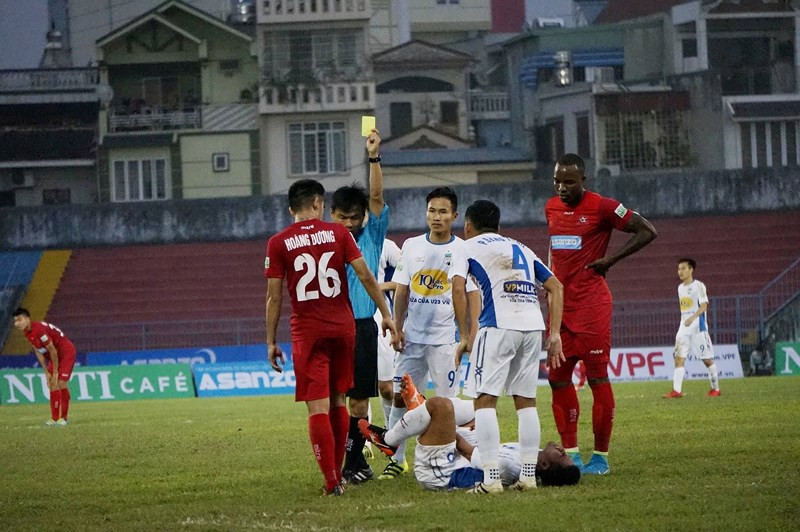 Trận đấu bị nát vụn bởi cầu thủ liên tục nằm sân