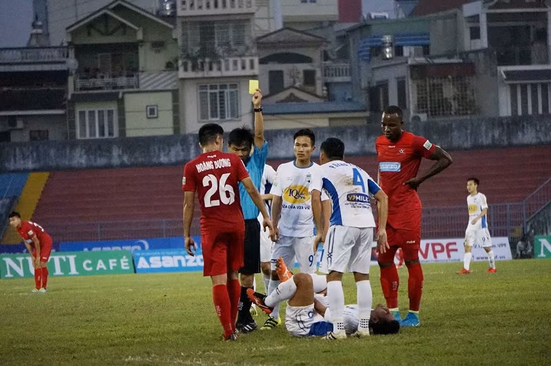 Trận đấu bị nát vụn bởi cầu thủ liên tục nằm sân