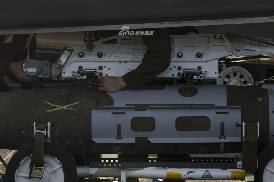 Máy bay chiến đấu thế hệ 5 F-35B được trang bị một khẩu pháo GAU-22A cỡ nòng 25 mm kèm theo đó là hai giá treo vũ khí trong khoang bụng máy bay và 4 giá treo cứng bên ngoài cánh máy bay. Nguồn ảnh: USNavy.