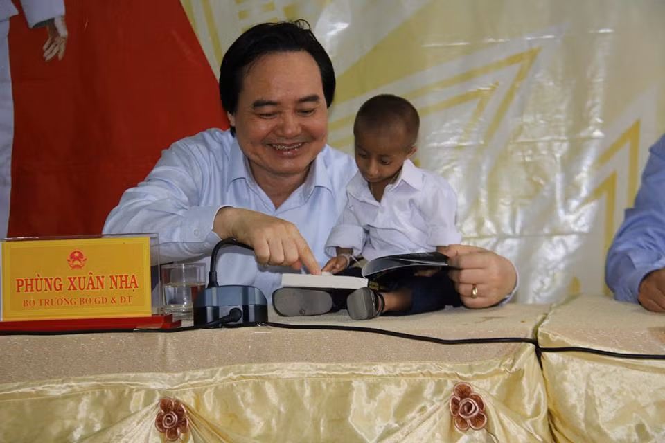 Tò mò giở xem cuốn sách "Lược sử thời gian" của nhà vật lý nổi tiếng Stephan Hawking