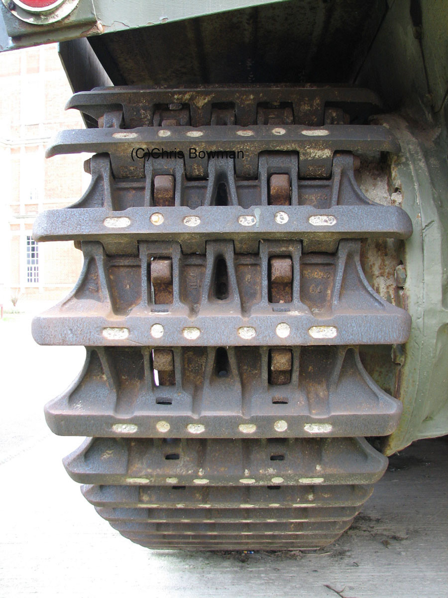 Xích xe được thiết kế để thích hợp di chuyển trên đường đất thay vì trên đường nhựa như các loại xe tăng tương tự cùng thời. Nguồn ảnh: Chris.