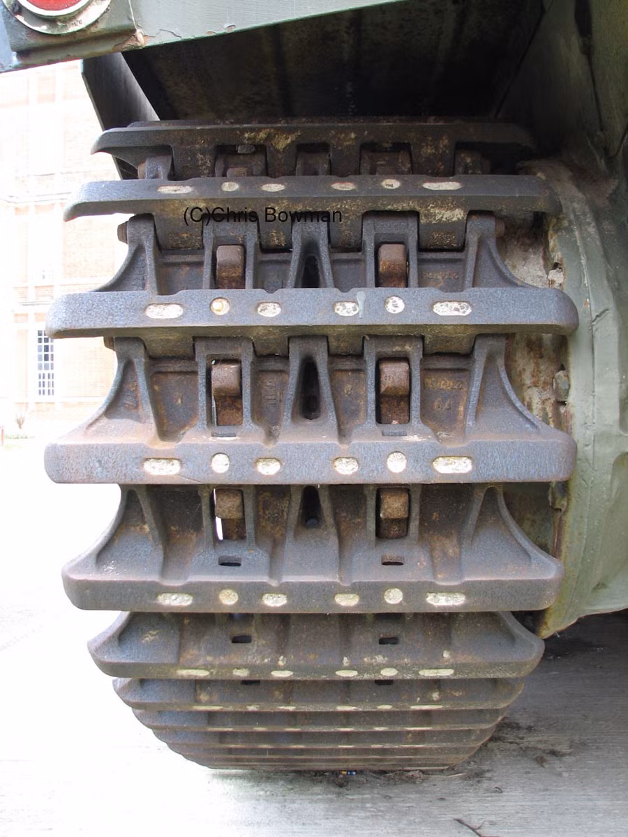 Xích xe được thiết kế để thích hợp di chuyển trên đường đất thay vì trên đường nhựa như các loại xe tăng tương tự cùng thời. Nguồn ảnh: Chris.