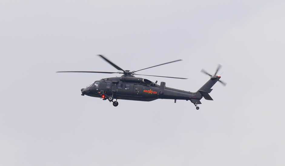 Hình ảnh Z-20 trong một đợt thử nghiệm bay thử trong năm ngoái, ngay cả khi bay trên vùng núi cao có vùng không khí loãng và độ nhiễu động lớn, chiếc trực thăng này vẫn hoạt động khá ổn định. Nguồn ảnh: QQ.