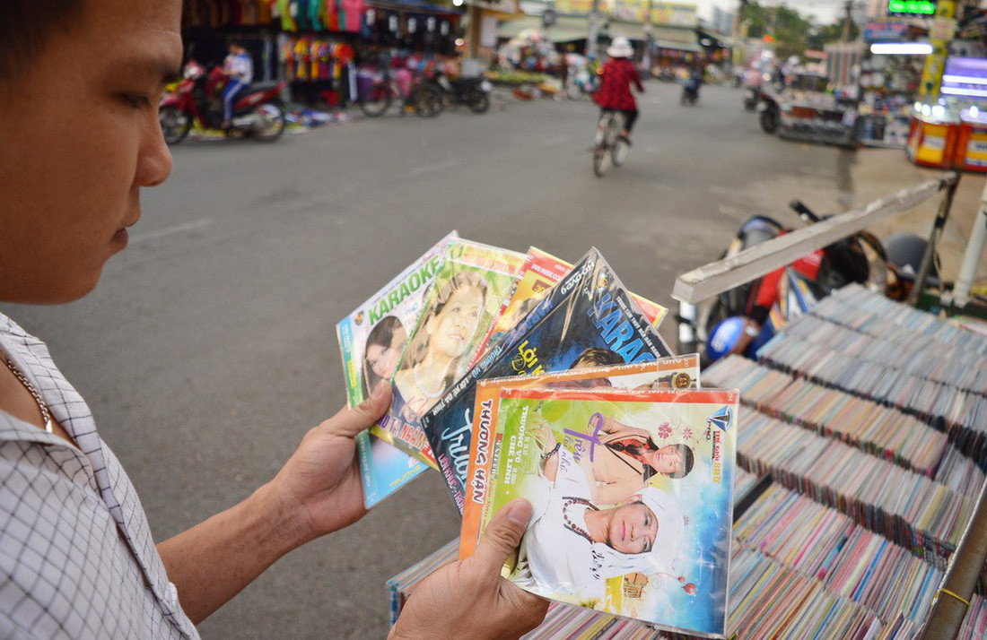 Băng đĩa (không tem) trên đường phố. Rất nhiều trong số này là các sáng tác cũ và được người nghe ưa chuộng - Ảnh: XUÂN HƯNG