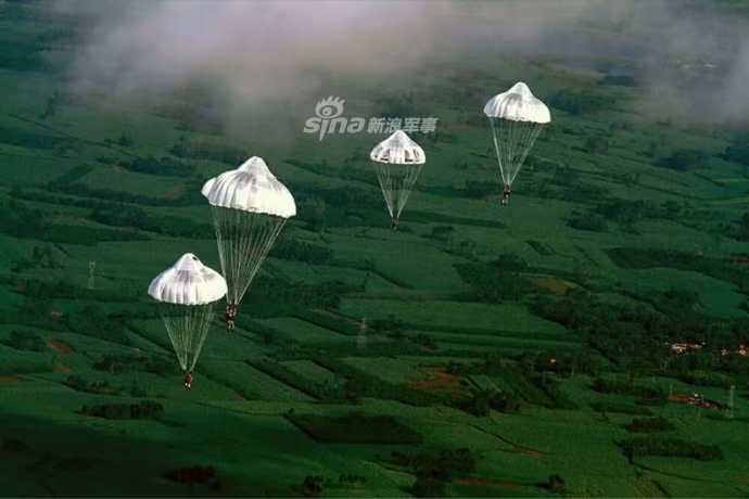 Không chỉ trưởng thành về mặt quân số, quân đội Trung Quốc còn được trang bị vũ khí và quân trang với tỷ lệ nội địa hóa gần như là tuyệt đối. Nguồn ảnh: Sina.