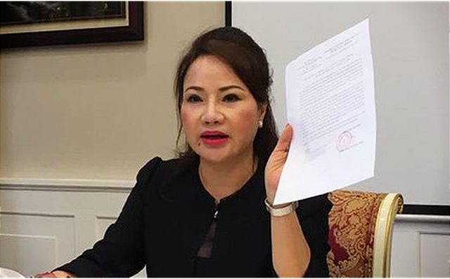 Bà Chu Thị Bình cung cấp thông tin với báo chí về việc 245 tỉ đồng bị bốc hơi - Ảnh: A.H.