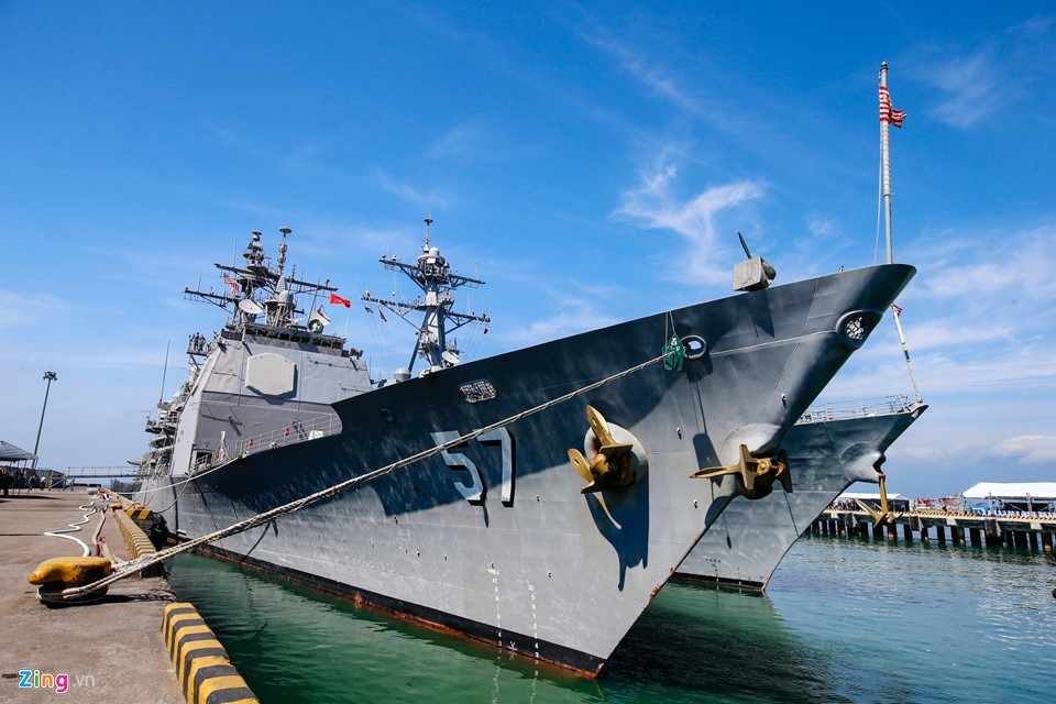 Tàu Lake Champlain có chiều dài 173 m, rộng 16,8 m, lượng choán nước toàn tải 10.000 tấn. Tàu được thiết kế cho nhiệm vụ tuần tra các đại dương, tác chiến độc lập hoặc biên đội tàu. Tuần dương hạm là sản phẩm của Chiến tranh Lạnh nên được tập trung vào hỏa lực mạnh để có thể tác chiến độc lập.