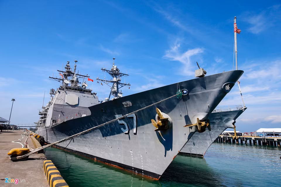 Tàu Lake Champlain có chiều dài 173 m, rộng 16,8 m, lượng choán nước toàn tải 10.000 tấn. Tàu được thiết kế cho nhiệm vụ tuần tra các đại dương, tác chiến độc lập hoặc biên đội tàu. Tuần dương hạm là sản phẩm của Chiến tranh Lạnh nên được tập trung vào hỏa lực mạnh để có thể tác chiến độc lập.