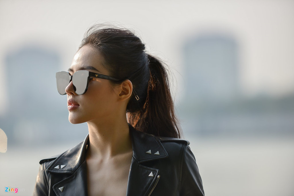 Khác với một số hot girl khác, Jun Vũ không ngần ngại chia sẻ cô làm ngực cách đây một tháng. Jun Vũ đã suy nghĩ rất lâu trước khi làm đẹp, hoàn thiện bản thân hơn để theo con đường nghệ thuật. 9X nói không quá quan tâm những ý kiến trái chiều và hài lòng với quyết định này.