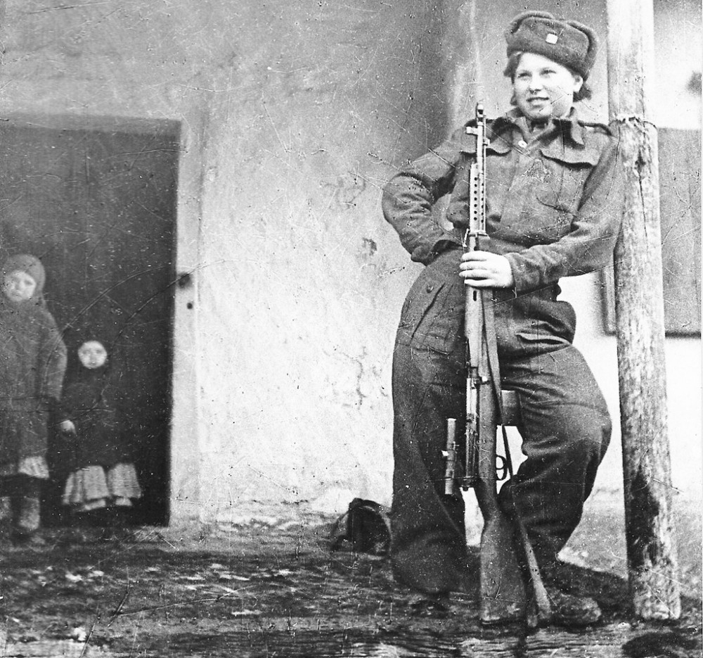 Sau chiến tranh thế giới thứ hai, khẩu SVT-40 đã sớm bị "hắt hủi" khi quân đội Liên Xô đã được trang bị các loại súng mới như AK-47 và SKS. Một loạt các khẩu SVT-40 sau đó được Liên Xô trang bị cho các nước đồng minh và xuất hiện trong nhiều cuộc chiến như Chiến tranh Triều Tiên, Chiến tranh Việt Nam, hay thậm chí là cả chiến tranh Chechen. Nguồn ảnh: Veteran.