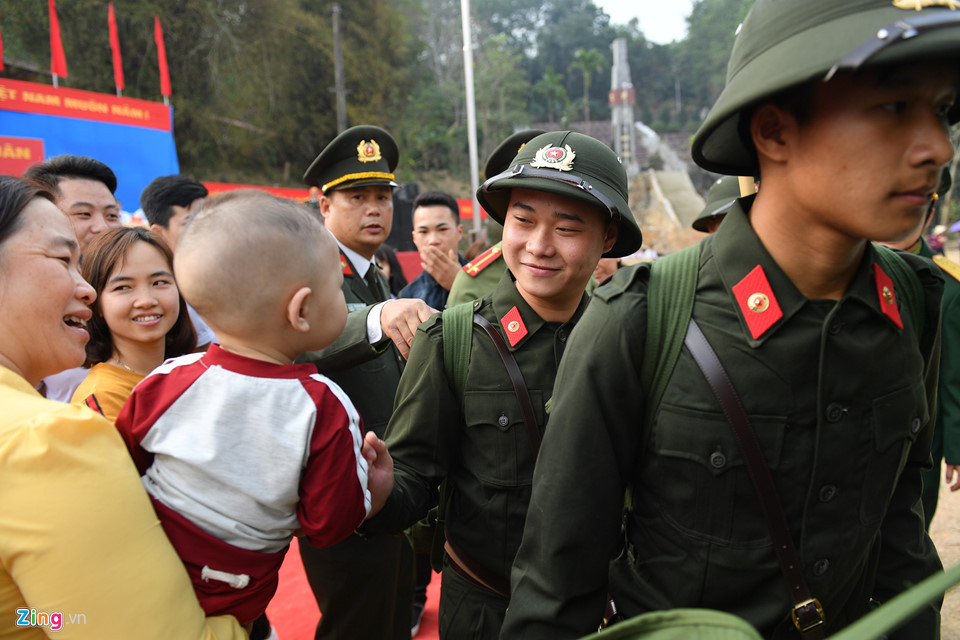 Những nụ cười rạng rỡ, trìu mến chúc các thanh niên lên đường mạnh khoẻ, hoàn thành tốt nhiệm vụ bảo vệ Tổ quốc.