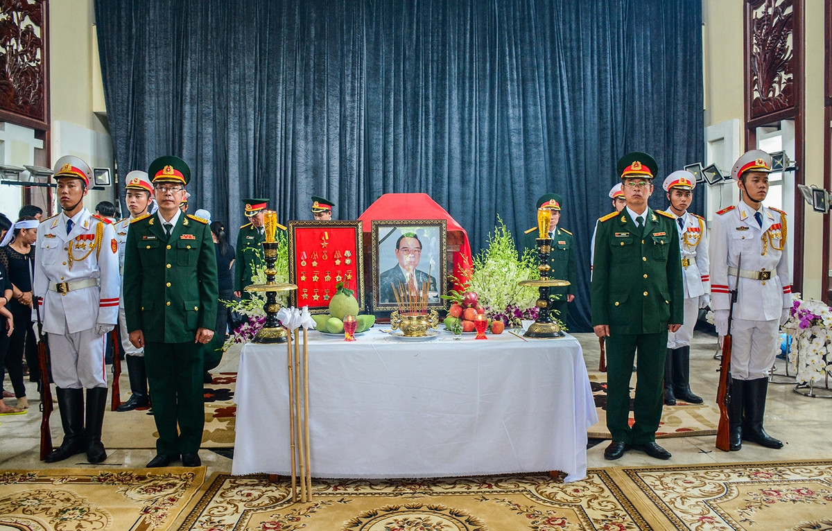 Từ sáng sớm, công tác chuẩn bị tang lễ được diễn ra khẩn trương tại tư gia của cố Thủ tướng Phan Văn Khải. Ảnh: Văn Dũng