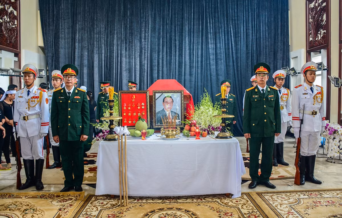 Từ sáng sớm, công tác chuẩn bị tang lễ được diễn ra khẩn trương tại tư gia của cố Thủ tướng Phan Văn Khải. Ảnh: Văn Dũng