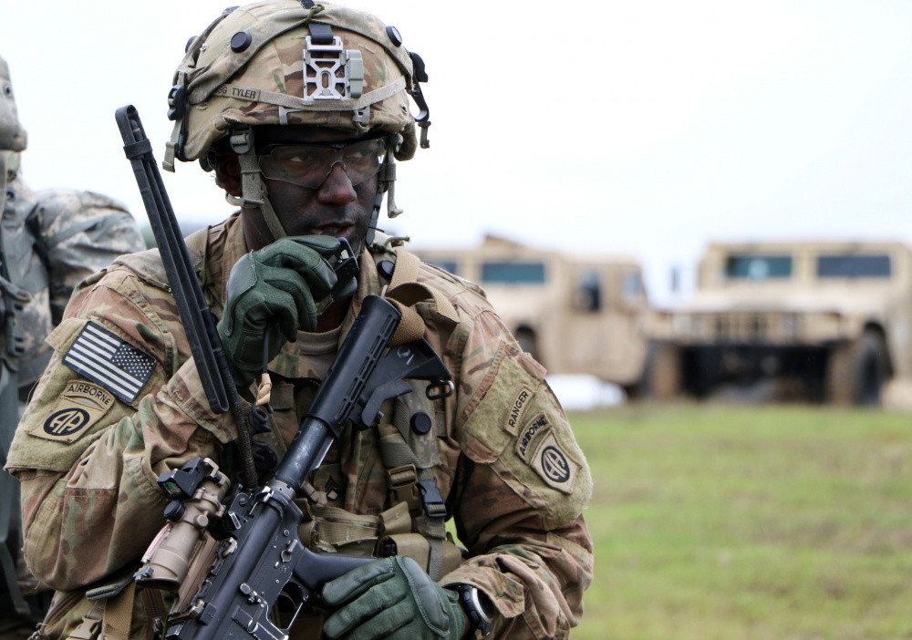 Có quy mô cấp sư đoàn, Sư đoàn Dù 82 của Mỹ là lực lượng tiên phong của quân đội nước này, nhất là trong quá khứ, khi học thuyết chiến tranh của mọi quốc gia đều nhấn mạnh vào đặc điểm tấn công vào hậu cứ địch của các đơn vị lính dù. Nguồn ảnh: DVIDS.