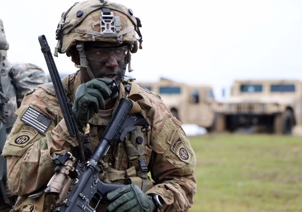Có quy mô cấp sư đoàn, Sư đoàn Dù 82 của Mỹ là lực lượng tiên phong của quân đội nước này, nhất là trong quá khứ, khi học thuyết chiến tranh của mọi quốc gia đều nhấn mạnh vào đặc điểm tấn công vào hậu cứ địch của các đơn vị lính dù. Nguồn ảnh: DVIDS.