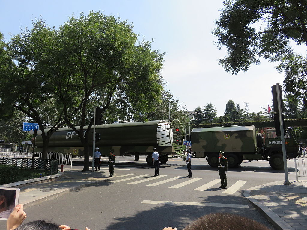 Tốc độ tối đa mà tên lửa DF-5 có thể đạt được là Mach 22, tương đương với 26.960 km/h hoặc 7,4 km/giây. Đây là tốc độ cực kỳ nhanh, khó có thể bị đánh chặn bởi một hệ thống phòng thủ hiện tại của phương Tây. Nguồn ảnh: Wiki.