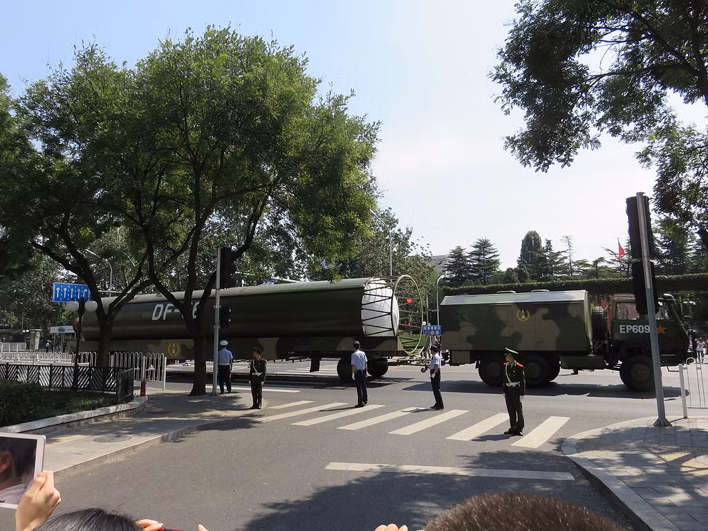 Tốc độ tối đa mà tên lửa DF-5 có thể đạt được là Mach 22, tương đương với 26.960 km/h hoặc 7,4 km/giây. Đây là tốc độ cực kỳ nhanh, khó có thể bị đánh chặn bởi một hệ thống phòng thủ hiện tại của phương Tây. Nguồn ảnh: Wiki.