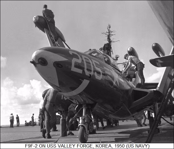 Phi cơ phản lực F9F của Không quân Hải quân Mỹ trên tàu sân bay USS Valley Forge tham chiến ở mặt trận Hàn Quốc. Ảnh chụp năm 1950. Nguồn ảnh: Flickr.