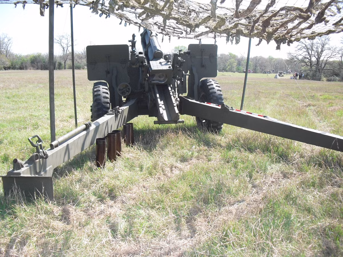 Tổng cộng đã có khoảng hơn 10.000 khẩu M2A1 đã từng được sản xuất. Những khẩu pháo này vẫn được quân đội ta sử dụng trong suốt những năm tháng kháng chiến chống Mỹ cứu nước và sử dụng cho tới tận ngày nay. Nguồn ảnh: Howitzer.