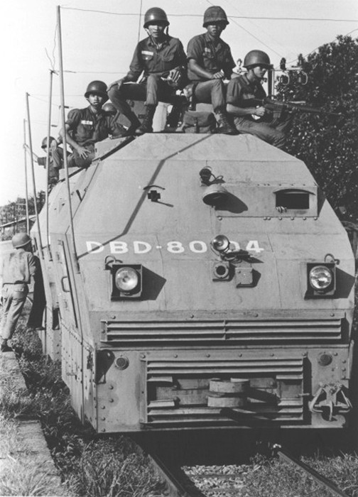 Bên cạnh việc tuần tra, những toa tàu hỏa bọc thép này còn kiêm cả nhiệm vụ rà phá mìn được cài dọc đường ray. Nguồn ảnh: Flickr.