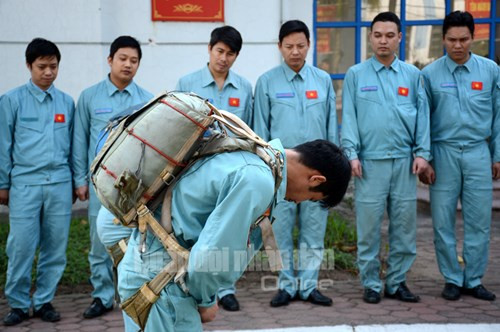 Khi nhảy, chiếc "ba lô" này sẽ được người nhảy dù khoác sau vai, với hệ thống móc, khóa vô cùng chắc chắn.