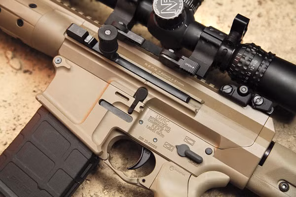 Súng có hai cơ chế bắn là bắn tự động hoàn toàn và bắn viên một, kèm theo đó là khóa an toàn. Khẩu súng này hiện tại được sử dụng chủ yếu bởi một vài lực lượng đặc nhiệm và an ninh tư nhân chưa thực sự phổ biến. Nguồn ảnh: LWRCI.