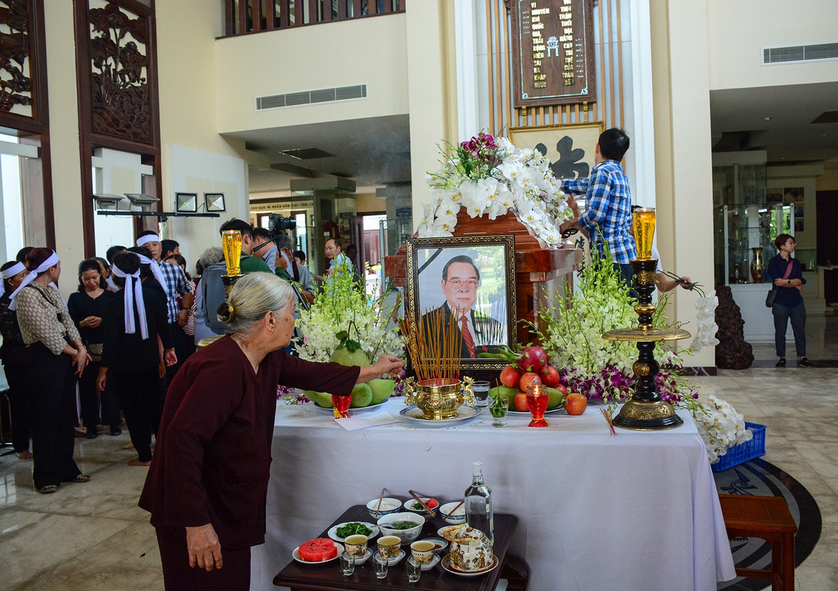 Không chỉ ở TP HCM, nhiều người dân ở các tỉnh khi hay tin cố Thủ tướng Phan Văn Khải qua đời cũng đã tìm về huyện Củ Chi để được thắp nén nhang tiễn biệt người lãnh đạo giản dị mà gần gũi với dân. Ảnh: Văn Dũng