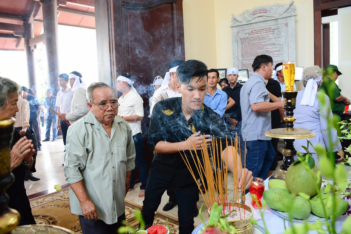 Rất nhiều người dân đã tranh thủ đến từ rất sớm để thắp hương tiễn biệt cố Thủ tướng Phan Văn Khải. Ảnh: Văn Dũng