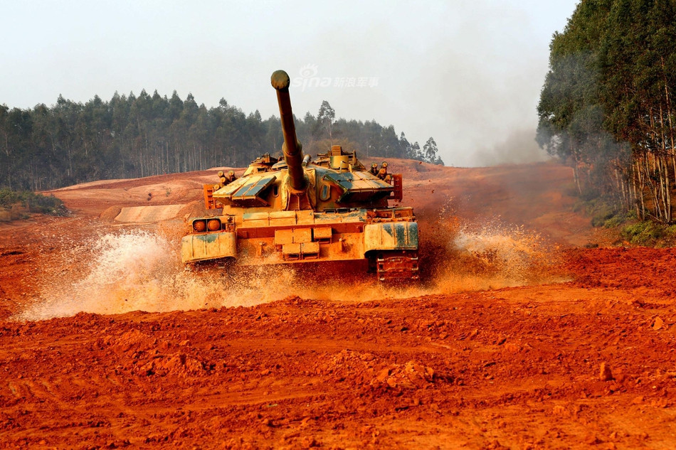 Xe tăng Type 59D của Trung Quốc huấn luyện hành quân dã ngoại. Nguồn ảnh: Sina.