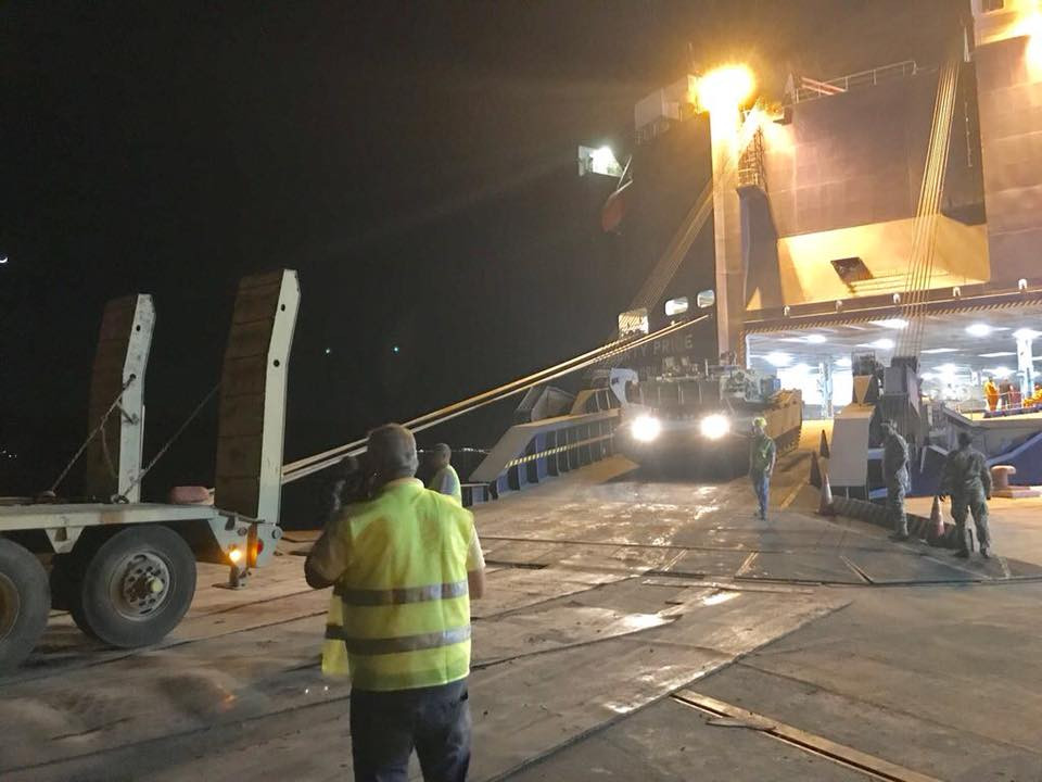 Hình ảnh các phương tiện cơ giới của Quân đội Mỹ được vận chuyển ra khỏi tàu Liberty Pride. Nguồn ảnh: Directorate 4.