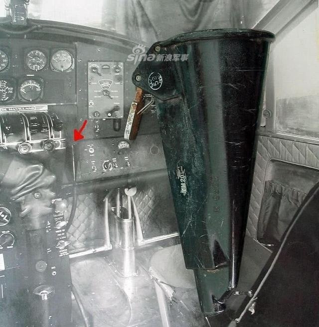 Vấn đề vệ sinh trên máy bay thực tế đã có từ thời loài người phát minh ra những cỗ máy này. Khi đó, các phi cơ cánh quạt đặc biệt là phi cơ ném bom tầm xa thường có thời gian hoạt động trên không cực lâu và nhưng ống đi vệ sinh trên không đã được thêm vào khoang lái, để phi công có thể thoải mái giải quyết vấn đề cá nhân của mình mà không cần phải rời vị trí. Nguồn ảnh: Sina.