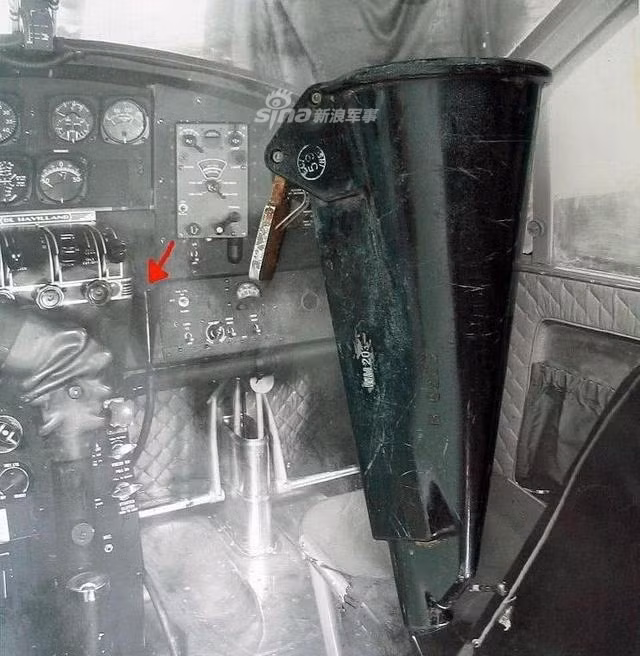 Vấn đề vệ sinh trên máy bay thực tế đã có từ thời loài người phát minh ra những cỗ máy này. Khi đó, các phi cơ cánh quạt đặc biệt là phi cơ ném bom tầm xa thường có thời gian hoạt động trên không cực lâu và nhưng ống đi vệ sinh trên không đã được thêm vào khoang lái, để phi công có thể thoải mái giải quyết vấn đề cá nhân của mình mà không cần phải rời vị trí. Nguồn ảnh: Sina.