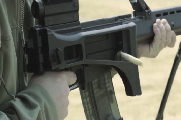 Báng gấp của súng máy hạng nhẹ MG36 có thể được mở ra dễ dàng và không có chốt giữ. Khẩu súng máy hạng nhẹ này - giống với khẩu G36 ở điểm chỉ thích hợp với người thuận tay phải. Nếu cầm khẩu súng bằng tay trái và tỳ vào vai trái, khe nhả vỏ đạn sẽ văng vỏ đạn thẳng vào mặt xạ thủ. Nguồn ảnh: YouTube.