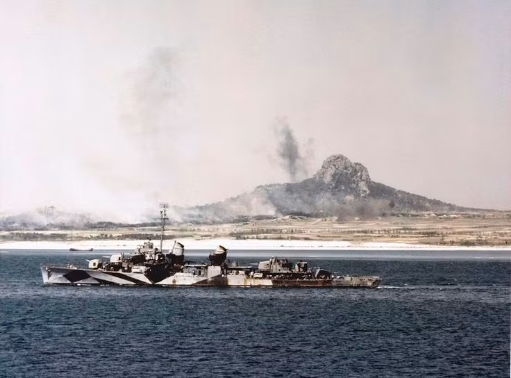 Sau chiến tranh thế giới, một loạt các khu trục hạm lớp Fletcher đã được Mỹ chuyển cho Arghentina, Brazil, Chile, Colombia, Nhật, Hàn Quốc,... và nhiều quốc gia khác trên thế giới. Một số không nhỏ cũng bị đưa vào dỡ xác để tái chế. Nguồn ảnh: Flickr.