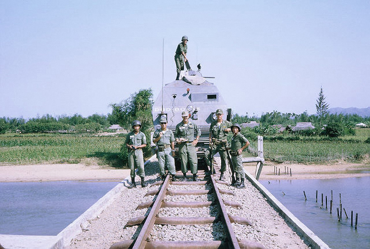 Các cố vấn Mỹ và binh lính Sài Gòn có trách nhiệm vận hành đầu tàu hỏa bọc thép. Nguồn ảnh: Flickr.