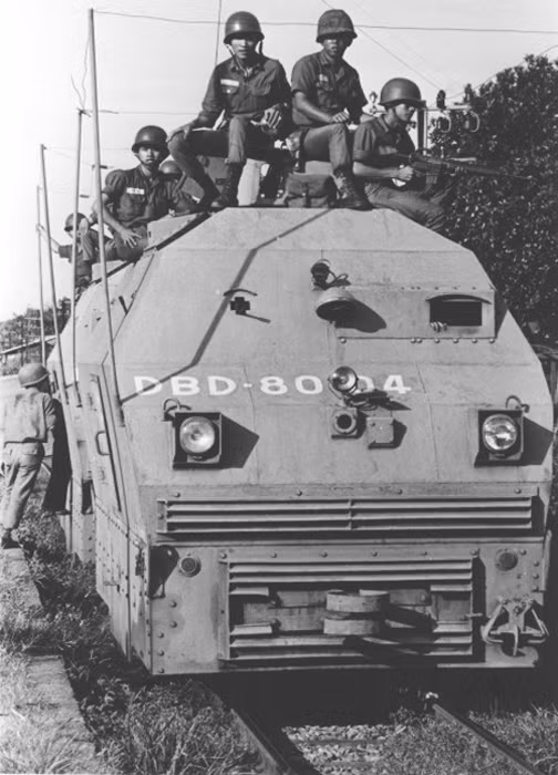 Bên cạnh việc tuần tra, những toa tàu hỏa bọc thép này còn kiêm cả nhiệm vụ rà phá mìn được cài dọc đường ray. Nguồn ảnh: Flickr.