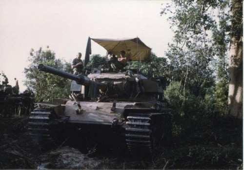 Xe được bọc thép dày từ 51 tới 105 mm và được trang bị một khẩu pháo 105 mm L7. Ngoài ra, xe cũng có một khẩu súng máy đồng trục cỡ nòng 12,7mm loại Browning. Nguồn ảnh: Historycritical.