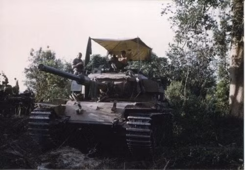 Xe được bọc thép dày từ 51 tới 105 mm và được trang bị một khẩu pháo 105 mm L7. Ngoài ra, xe cũng có một khẩu súng máy đồng trục cỡ nòng 12,7mm loại Browning. Nguồn ảnh: Historycritical.